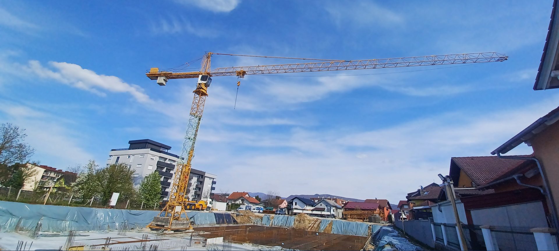 Građevinska dizalica na gradilištu