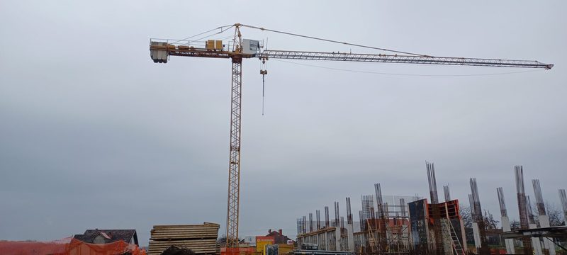 Dizalica iznad aktivne gradnje stambenog objekta