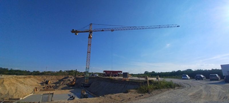 Toranjska dizalica na gradilištu temelja